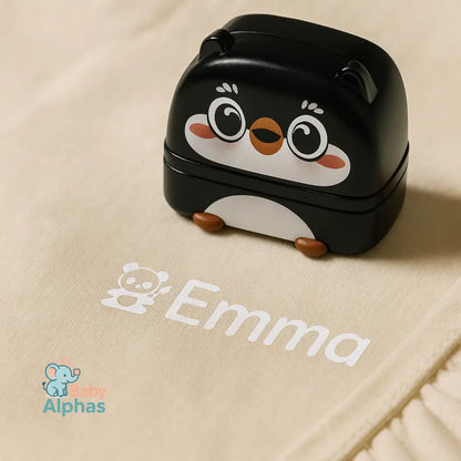 NamePrint by Baby Alphas – Gepersonaliseerde Naamstempel | Waterbestendig & Duurzaam Wit / Aangepaste tekst / panda