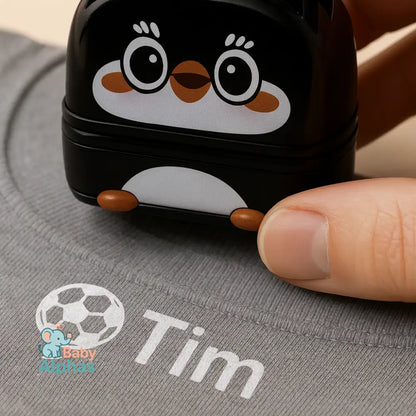 NamePrint by Baby Alphas – Gepersonaliseerde Naamstempel | Waterbestendig & Duurzaam Wit / Aangepaste tekst / voetbal