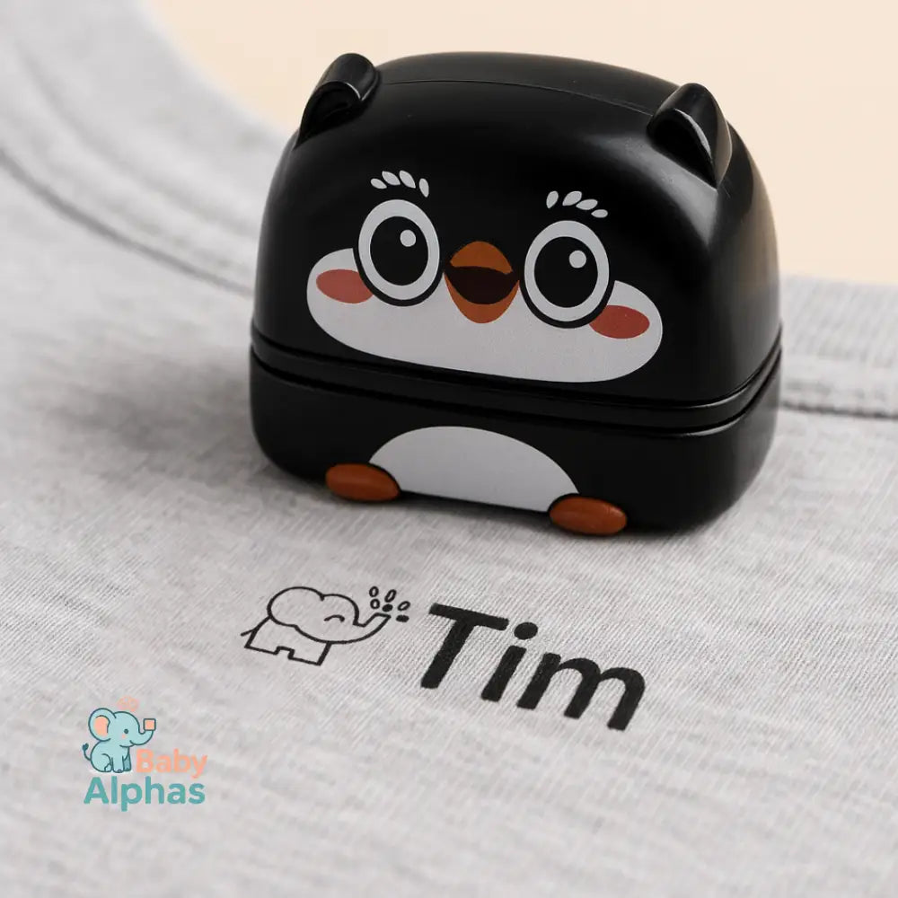 NamePrint by Baby Alphas – Gepersonaliseerde Naamstempel | Waterbestendig & Duurzaam Zwart / Aangepaste tekst / olifant